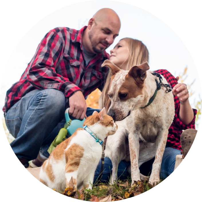 Padre e hija con perro y gato
